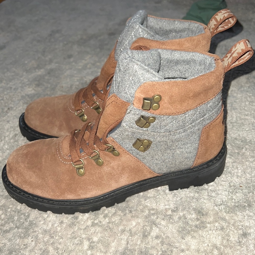 Toms Summit Rawhide Suede Womens Boots